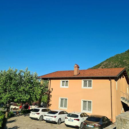 Borealis Guest House Koman Екстер'єр фото